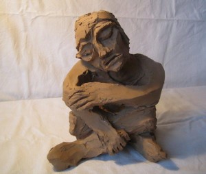 sitzender mann - tonskulptur