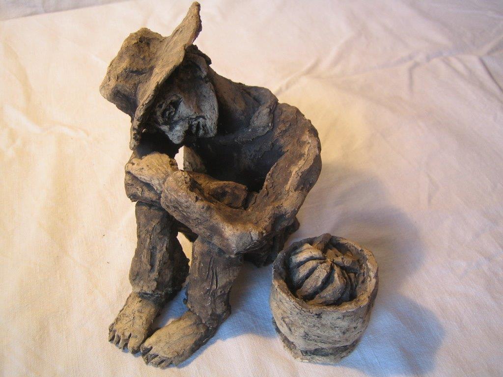 müder mann - tonskulptur